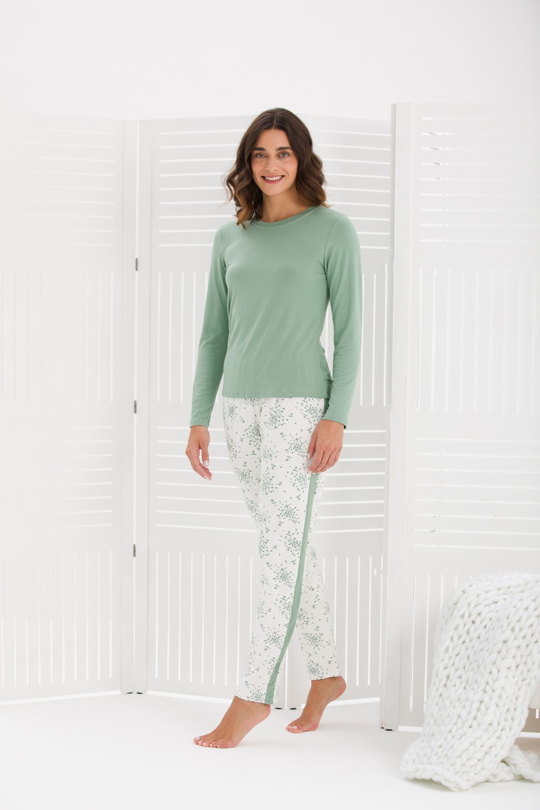 PIJAMA FEMININO MANGA LONGA VERDE CALÇA FLORAL COM RECORTE