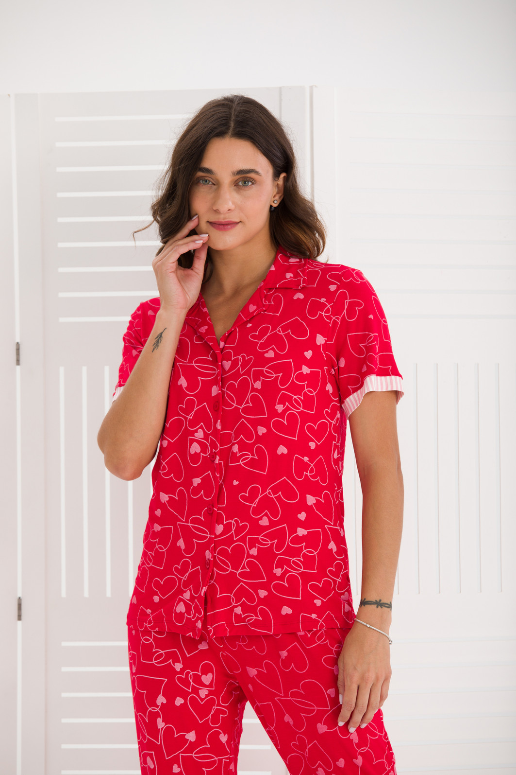 PIJAMA FEMININO AMERICANO MANGA CURTA COM CALÇA CORAÇÕES VERMELHO