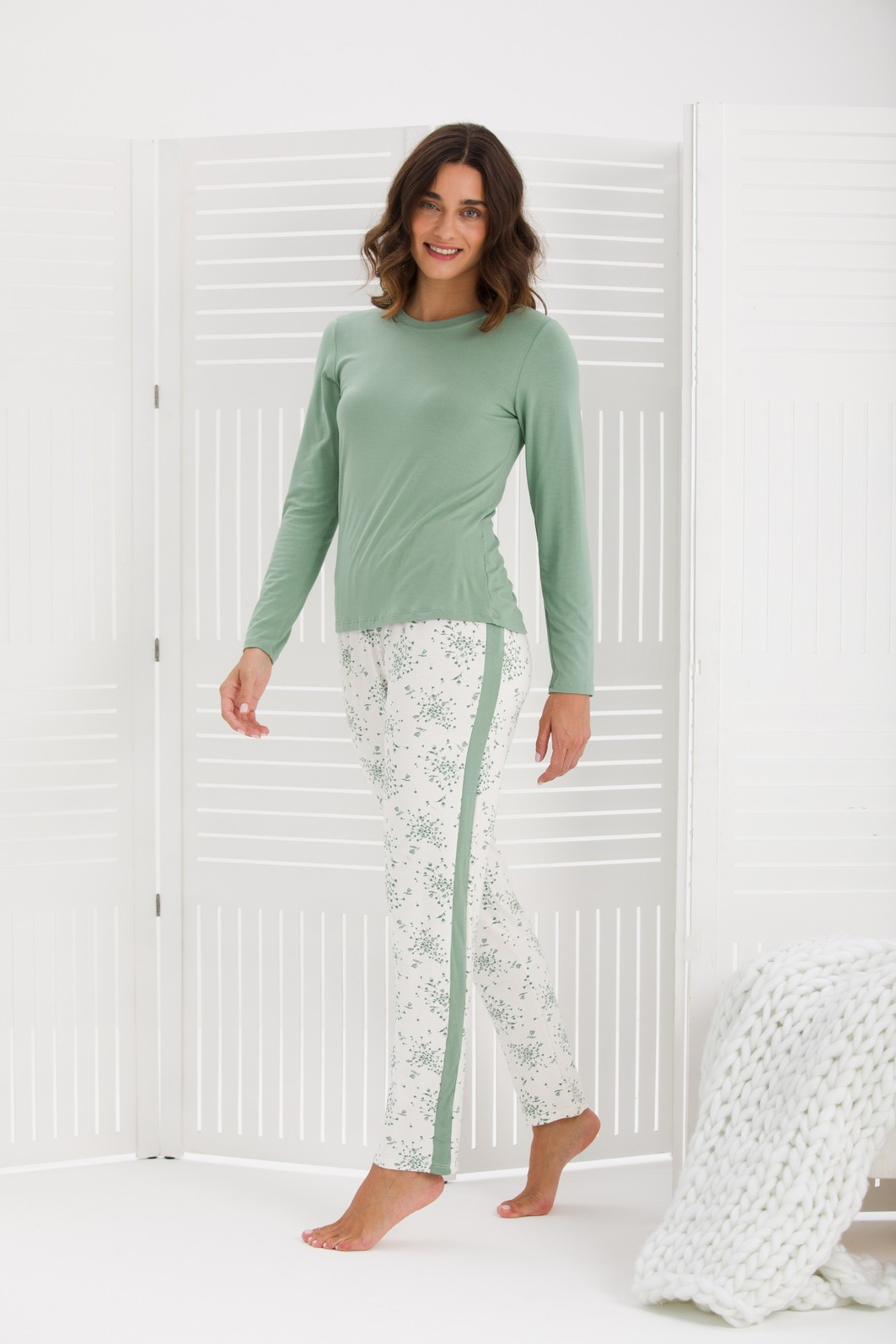 PIJAMA FEMININO MANGA LONGA VERDE CALÇA FLORAL COM RECORTE
