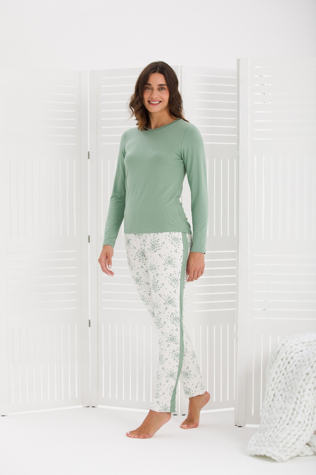 PIJAMA FEMININO MANGA LONGA VERDE CALÇA FLORAL COM RECORTE