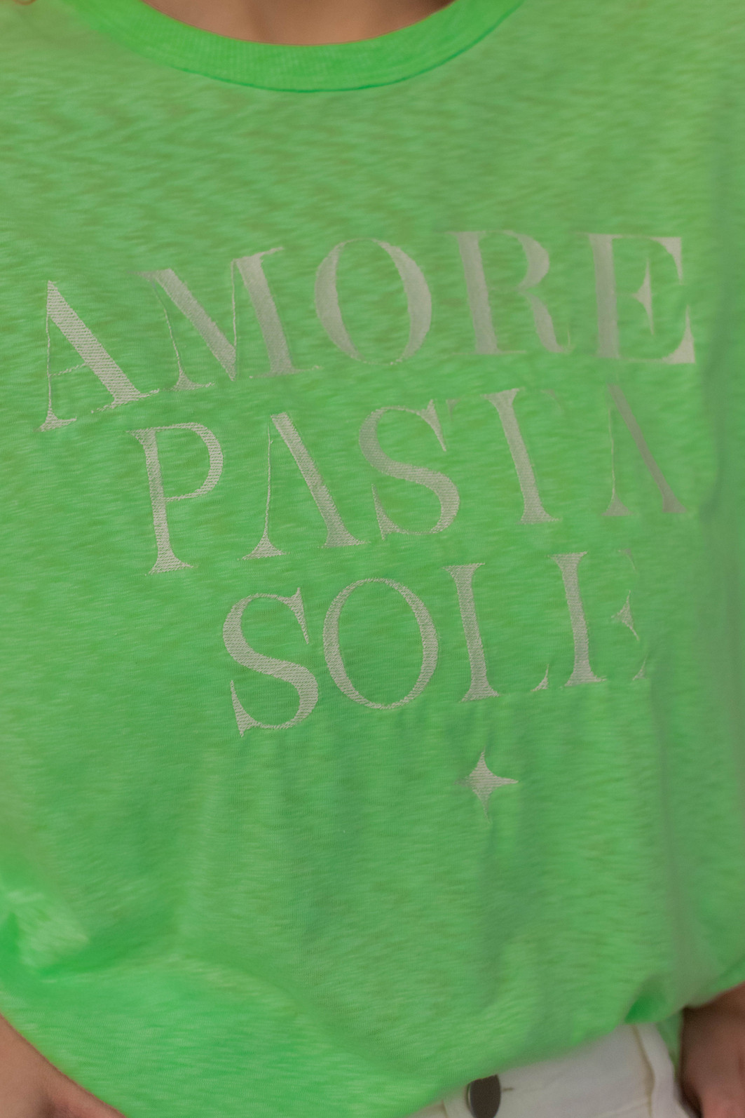 T-Shirt Oversized Feminina Meia Malha Bordada Amore Erica Verde Neon