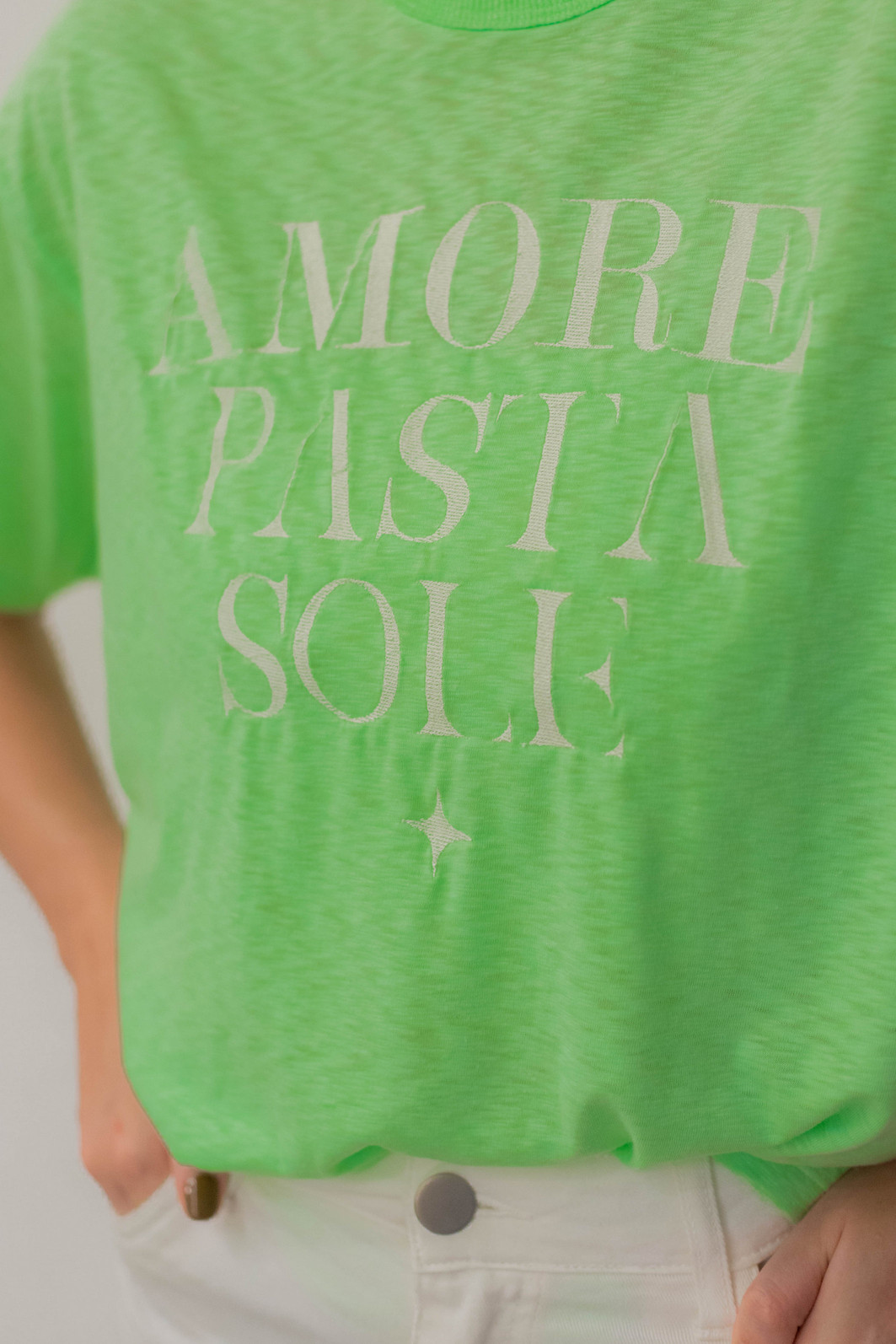 T-Shirt Oversized Feminina Meia Malha Bordada Amore Erica Verde Neon