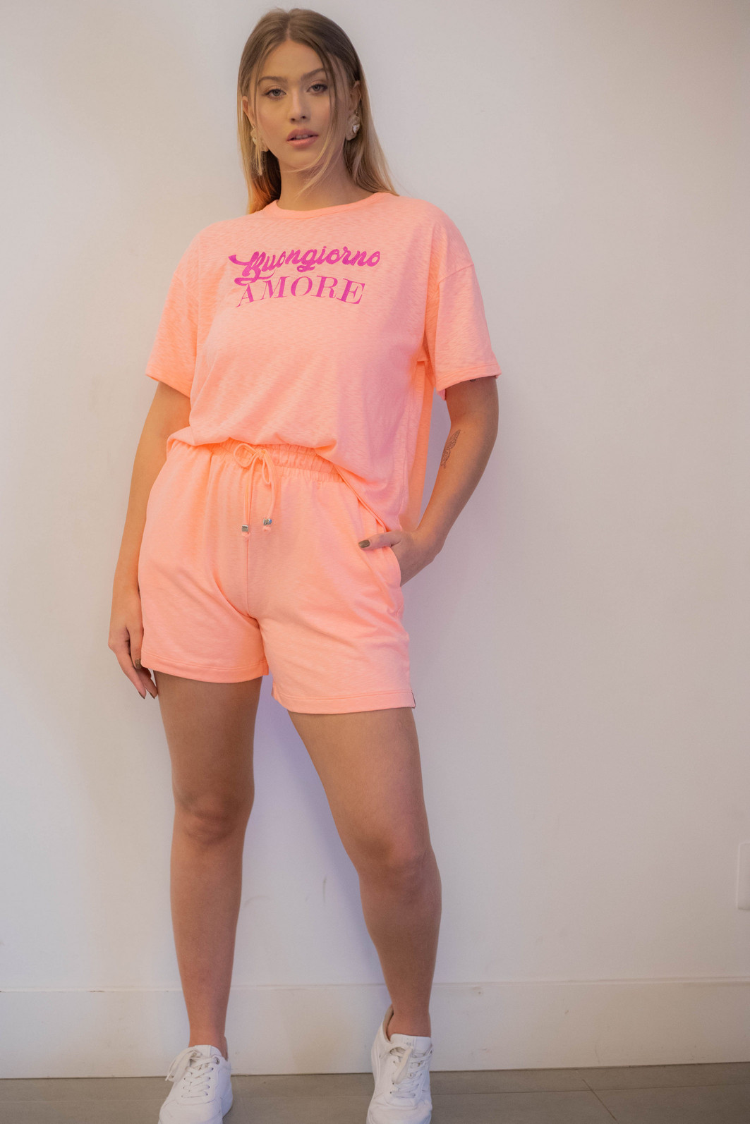 T-Shirt Oversized Feminina Meia Malha Bordada Buongiorno Vitta Laranja Neon T-Shirt Oversized Feminina Meia Malha Bordada Buongiorno Vitta Laranja Neon