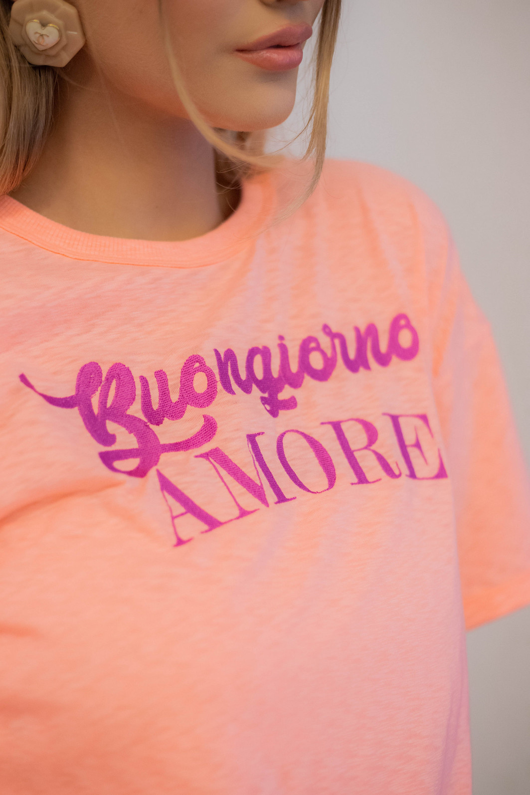 T-Shirt Oversized Feminina Meia Malha Bordada Buongiorno Vitta Laranja Neon T-Shirt Oversized Feminina Meia Malha Bordada Buongiorno Vitta Laranja Neon