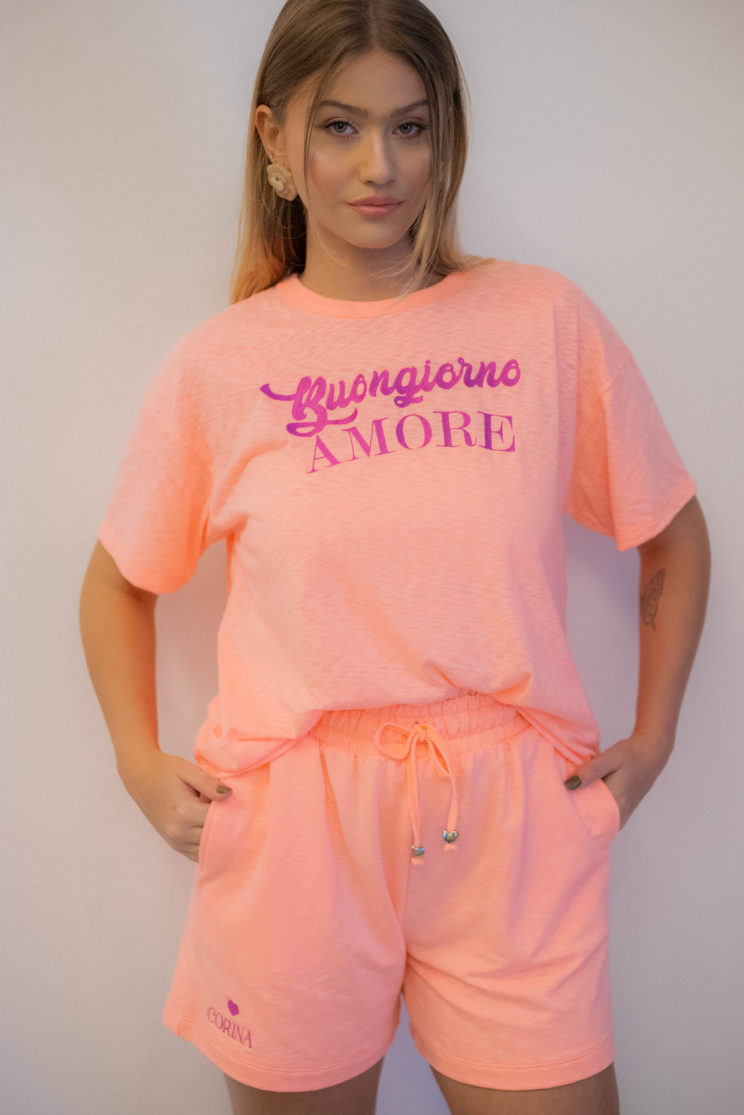 T-Shirt Oversized Feminina Meia Malha Bordada Buongiorno Vitta Laranja Neon T-Shirt Oversized Feminina Meia Malha Bordada Buongiorno Vitta Laranja Neon