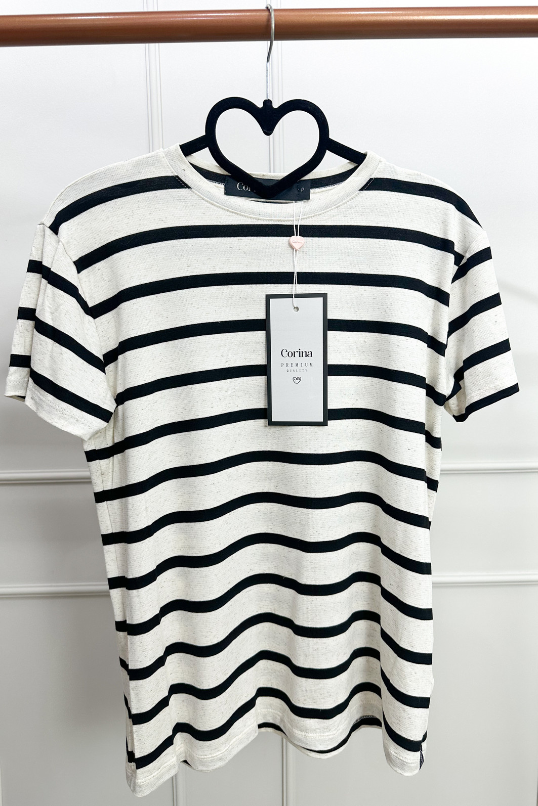 T-Shirt Básica Feminina Viscolinho Raquel Listrada Preto e Off T-Shirt Básica Feminina Viscolinho Raquel Listrada Preto e Off