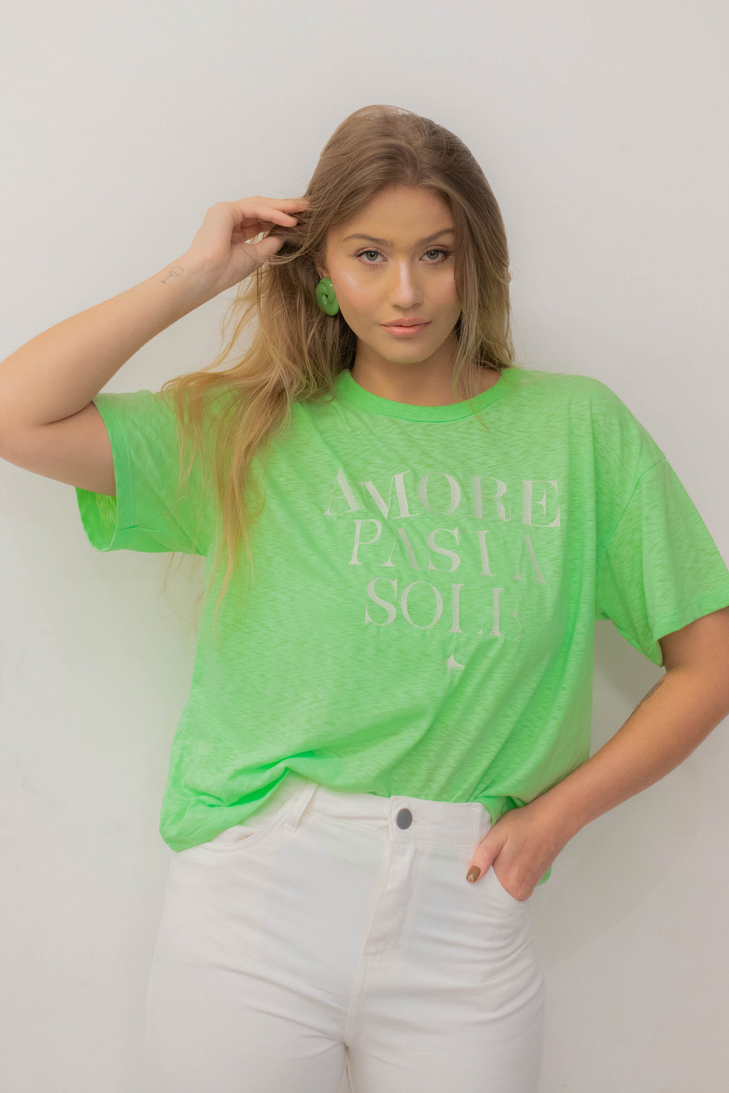 T-Shirt Oversized Feminina Meia Malha Bordada Amore Erica Verde Neon