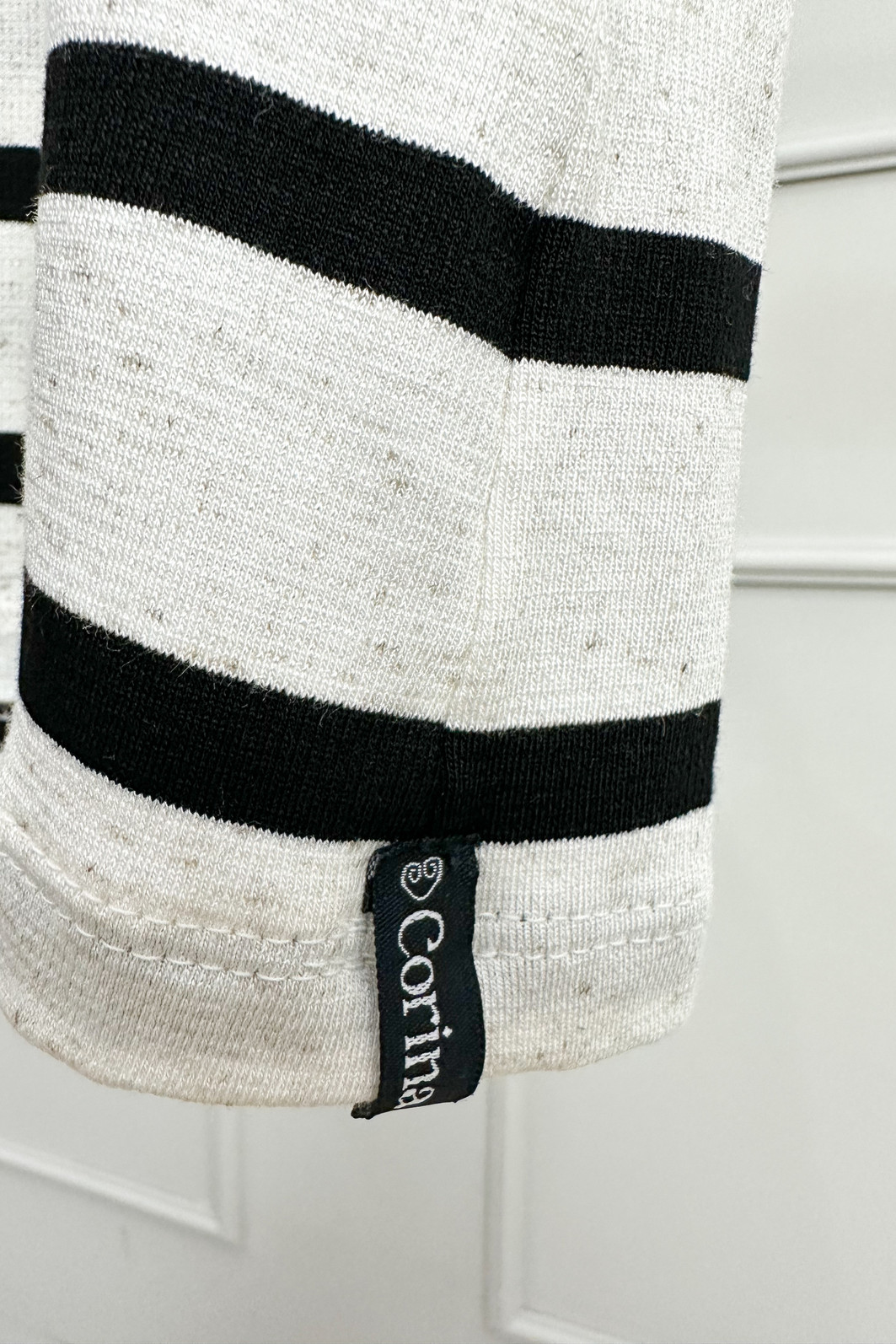 T-Shirt Básica Feminina Viscolinho Raquel Listrada Preto e Off T-Shirt Básica Feminina Viscolinho Raquel Listrada Preto e Off