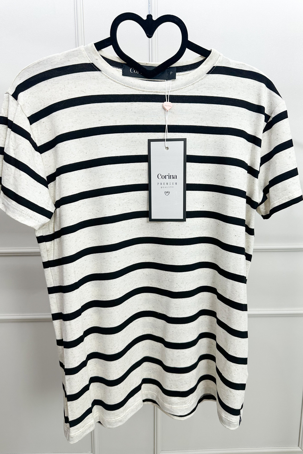 T-Shirt Básica Feminina Viscolinho Raquel Listrada Preto e Off T-Shirt Básica Feminina Viscolinho Raquel Listrada Preto e Off