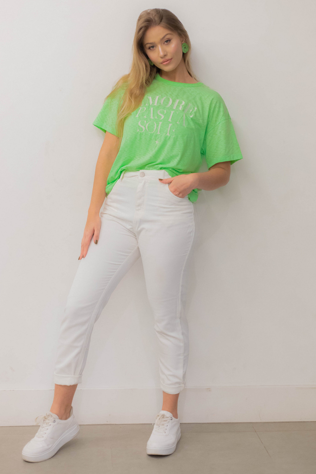 T-Shirt Oversized Feminina Meia Malha Bordada Amore Erica Verde Neon