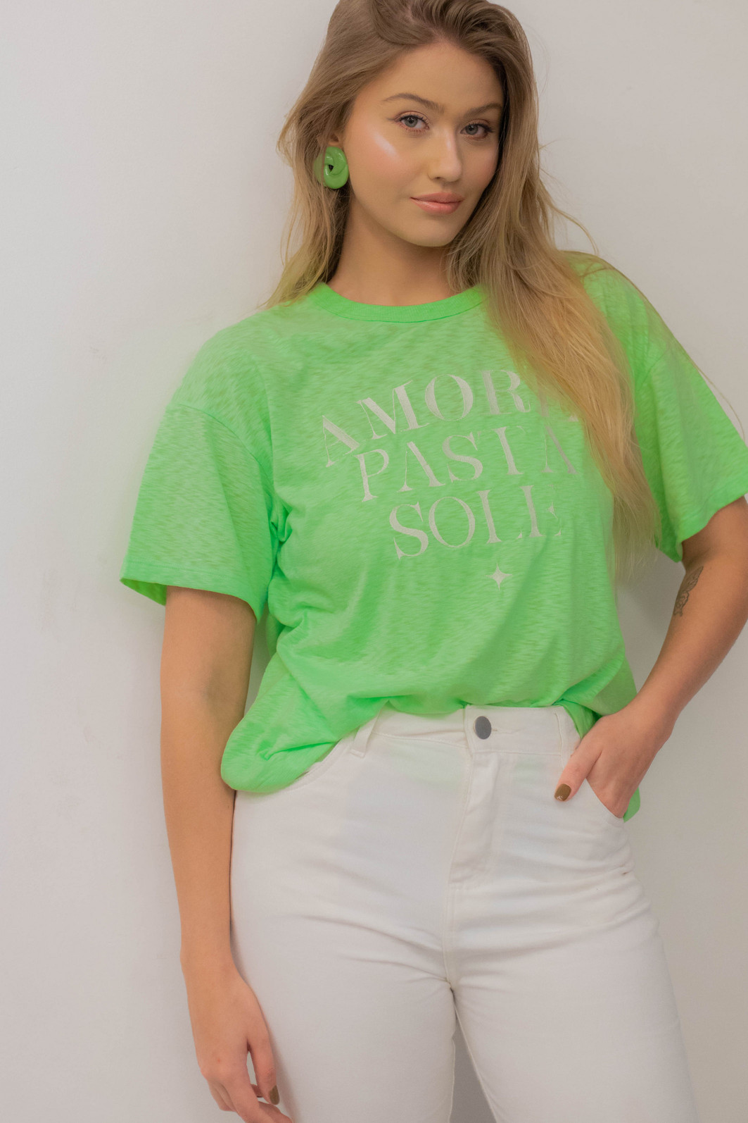 T-Shirt Oversized Feminina Meia Malha Bordada Amore Erica Verde Neon