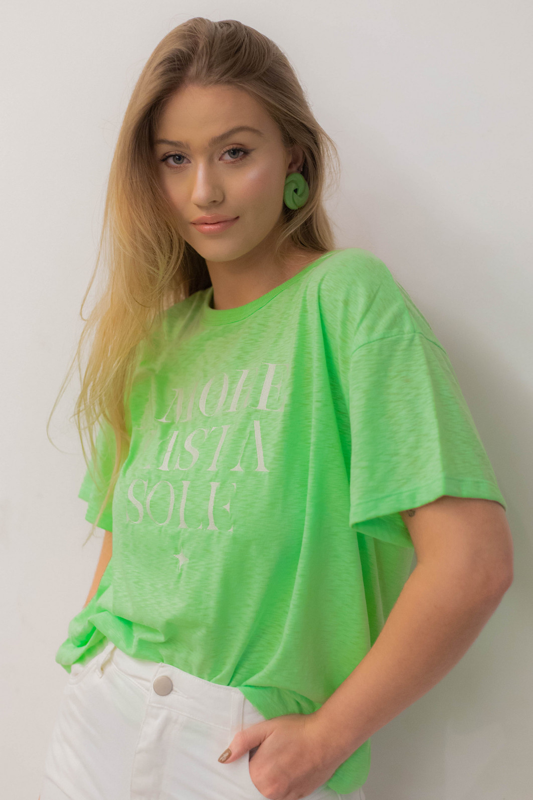 T-Shirt Oversized Feminina Meia Malha Bordada Amore Erica Verde Neon