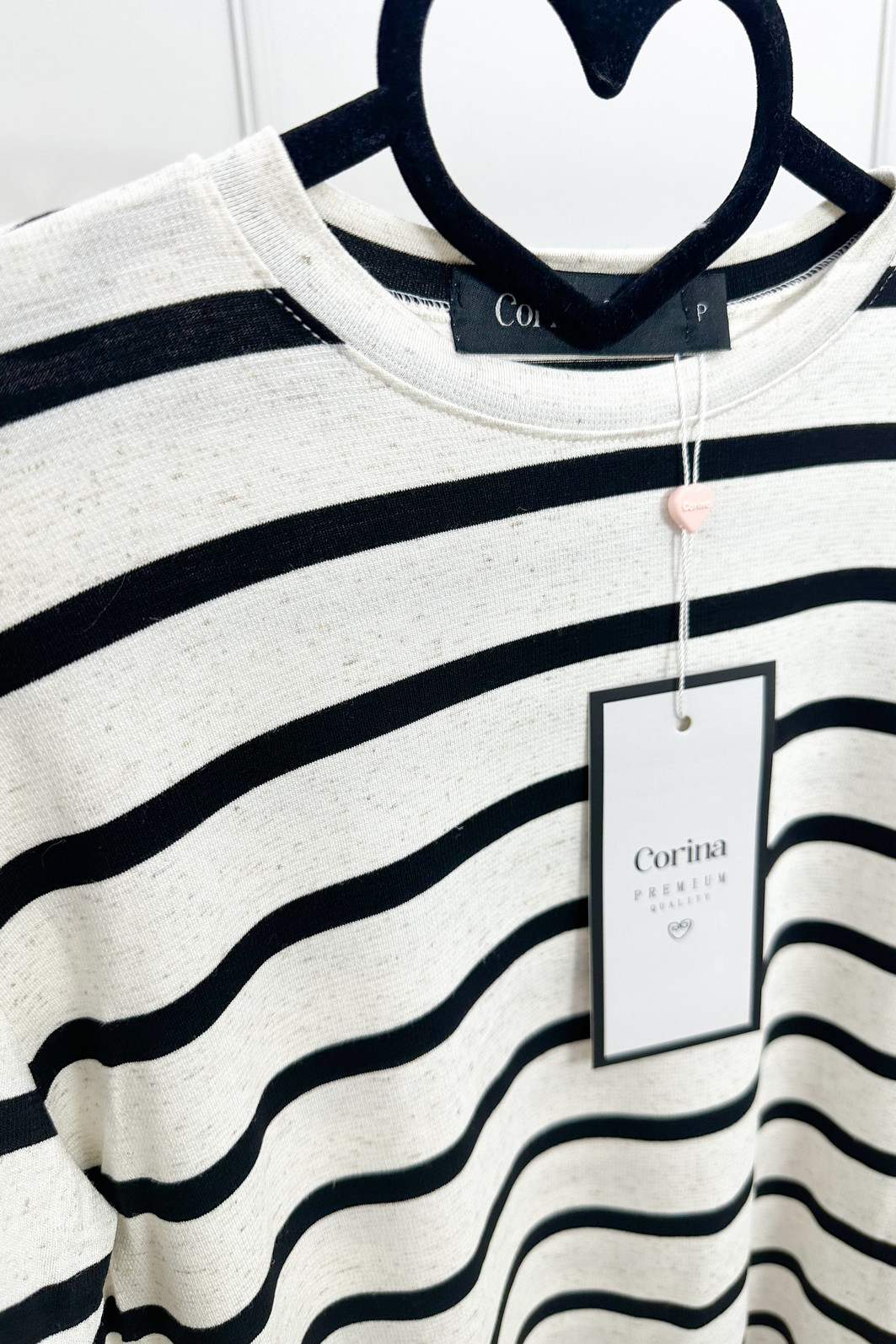 T-Shirt Básica Feminina Viscolinho Raquel Listrada Preto e Off T-Shirt Básica Feminina Viscolinho Raquel Listrada Preto e Off