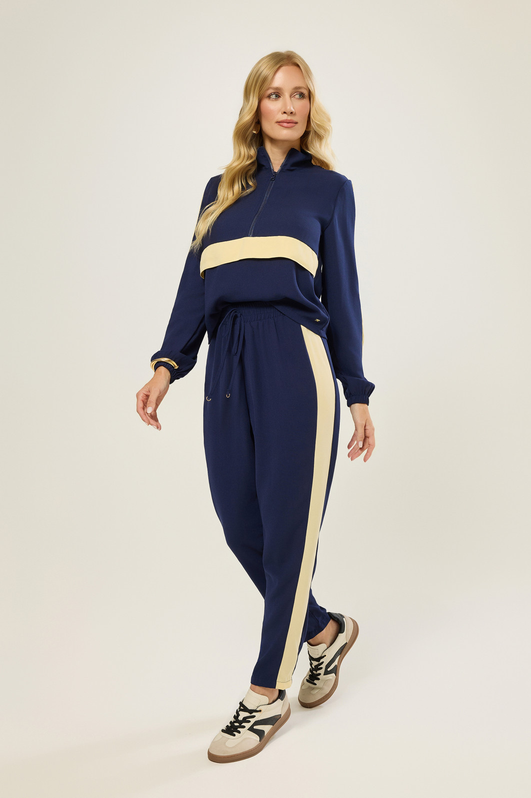 Blusa Manga Longa com Recortes Blusa Manga Longa com Recortes