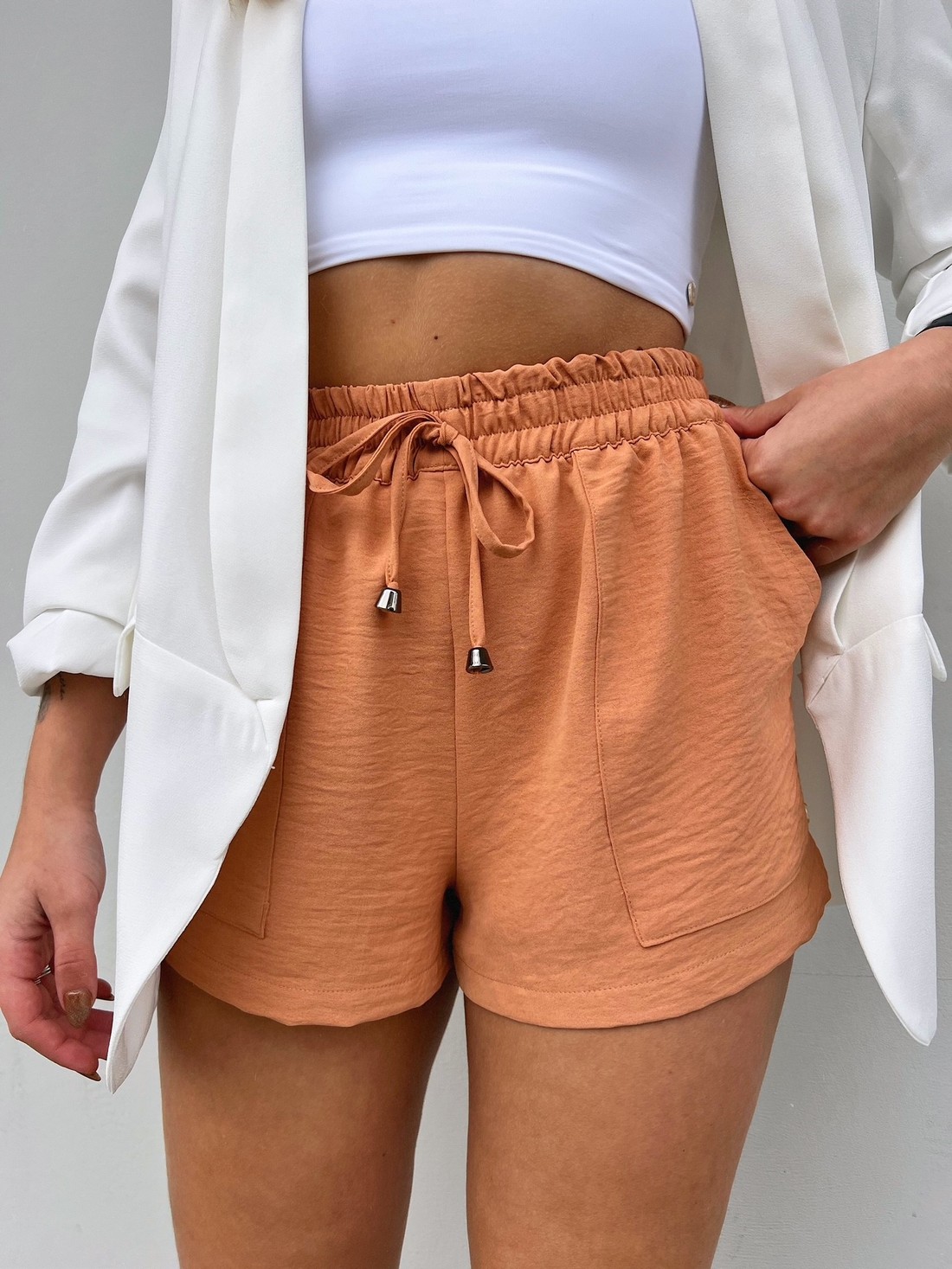 Shorts Curto Com Bolsos Mel Caramelo Shorts Curto Com Bolsos Mel Caramelo