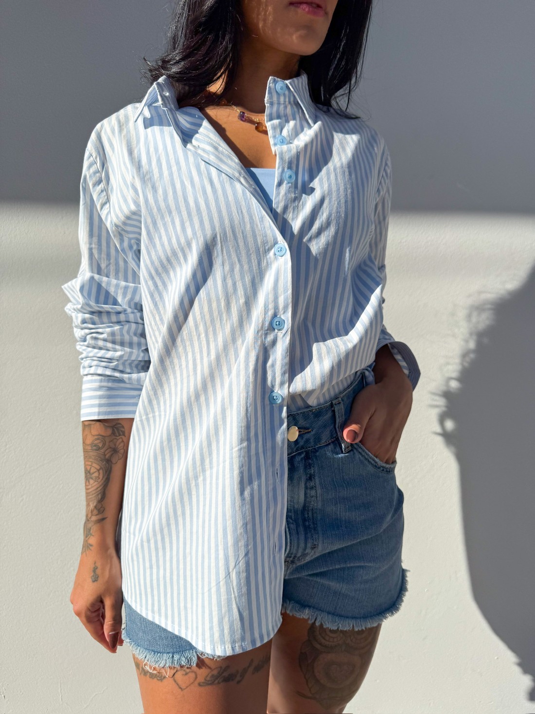 camisa listrada azul, camisa feminina manga longa, camisa oversized, look casual feminino, short jeans feminino, moda verão, estilo despojado, camisa social feminina, street style, roupas femininas modernas