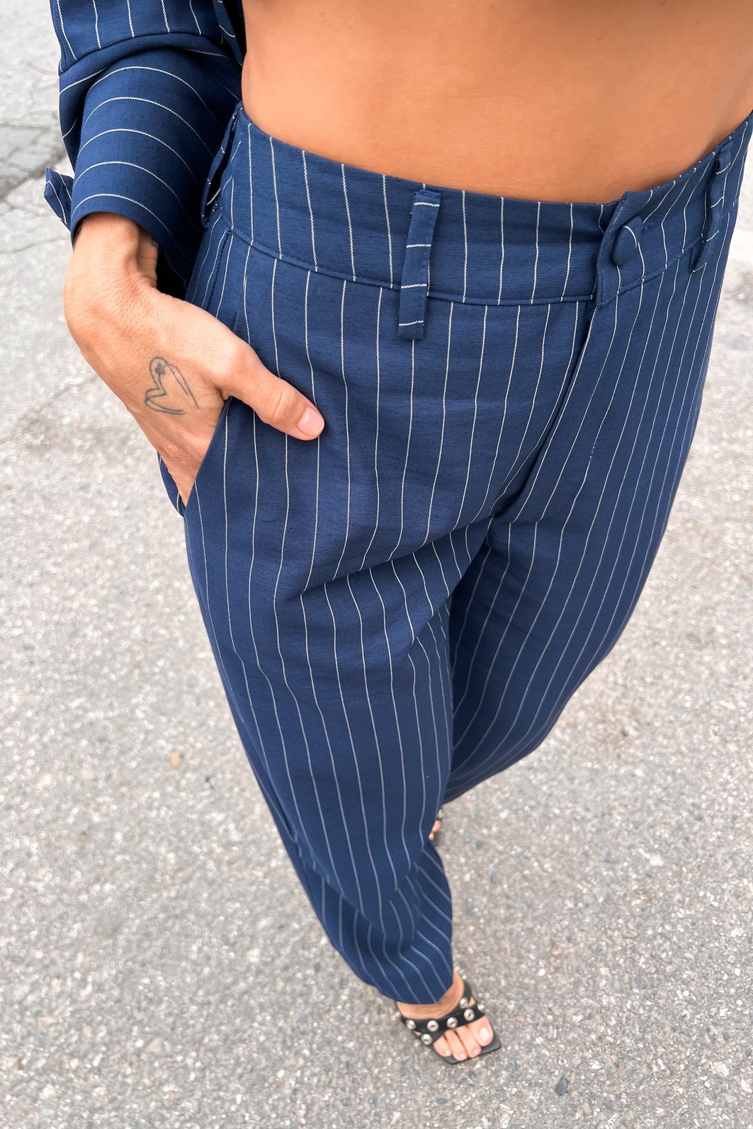 Calça Alfaiataria Risca de Giz Jacque - MiniMoni Calça Alfaiataria Risca de Giz Jacque - MiniMoni
