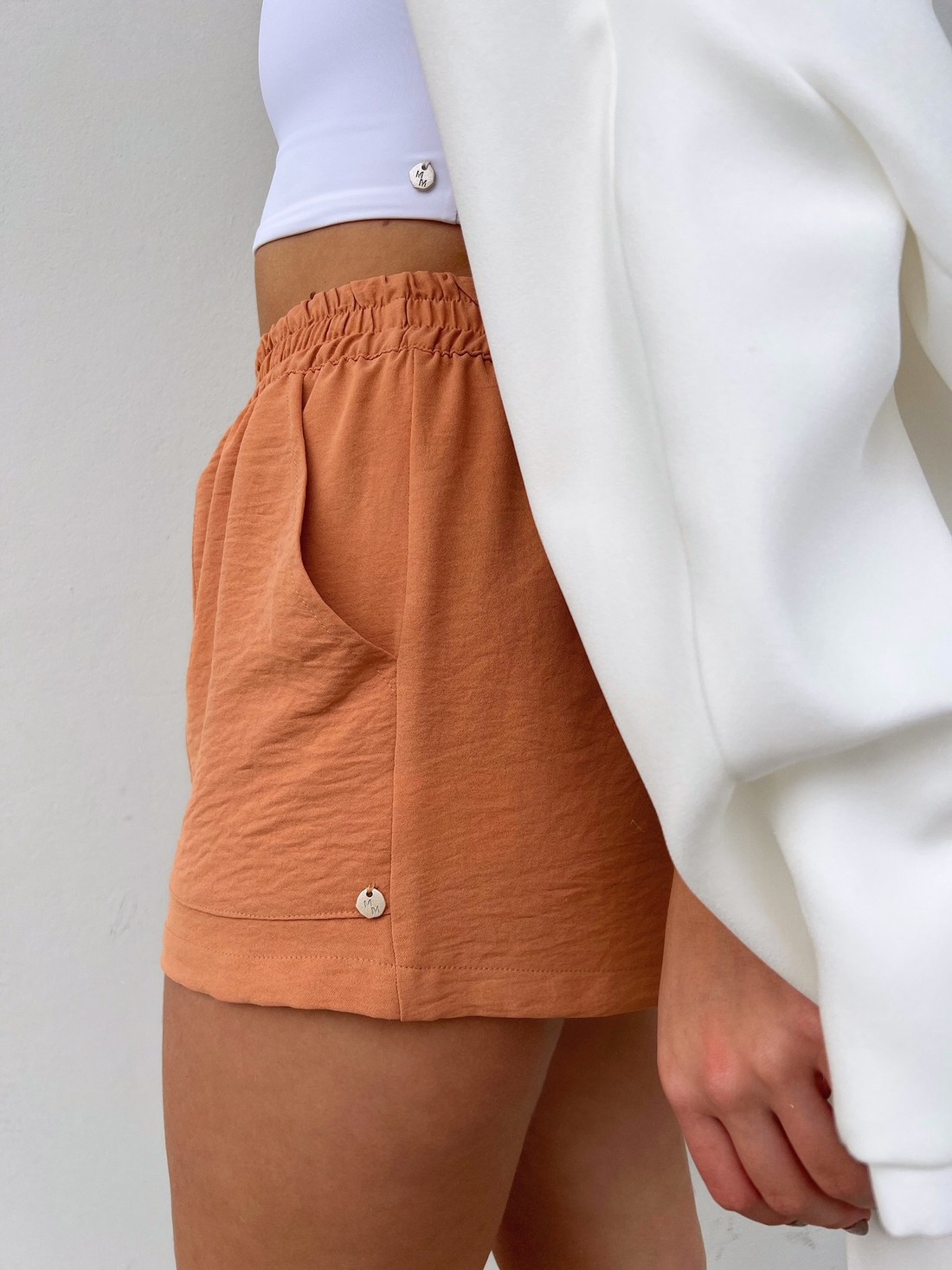 Shorts Curto Com Bolsos Mel Caramelo Shorts Curto Com Bolsos Mel Caramelo