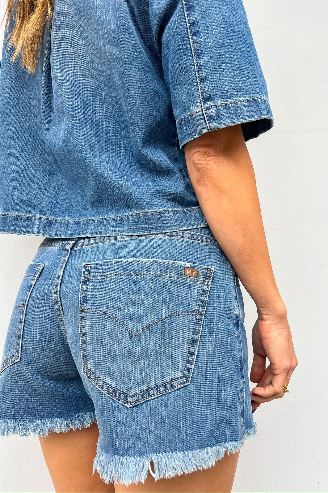 Shorts Jeans Denim Cleo – Detalhes costas horts jeans azul feminino com bolsos traseiros – MiniMoni