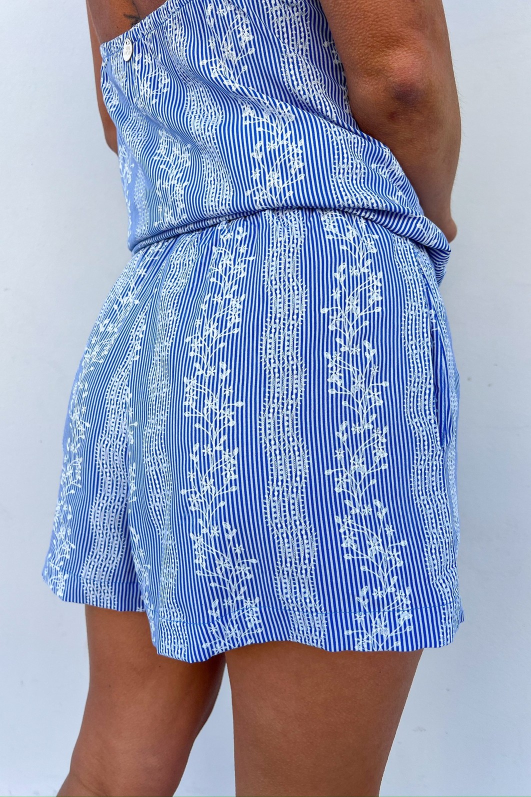 Shorts Boxer Feminino com Elástico e Amarração na Cintura Vista traseira do Shorts Azul Sabine, evidenciando o caimento leve e fluido da viscose.