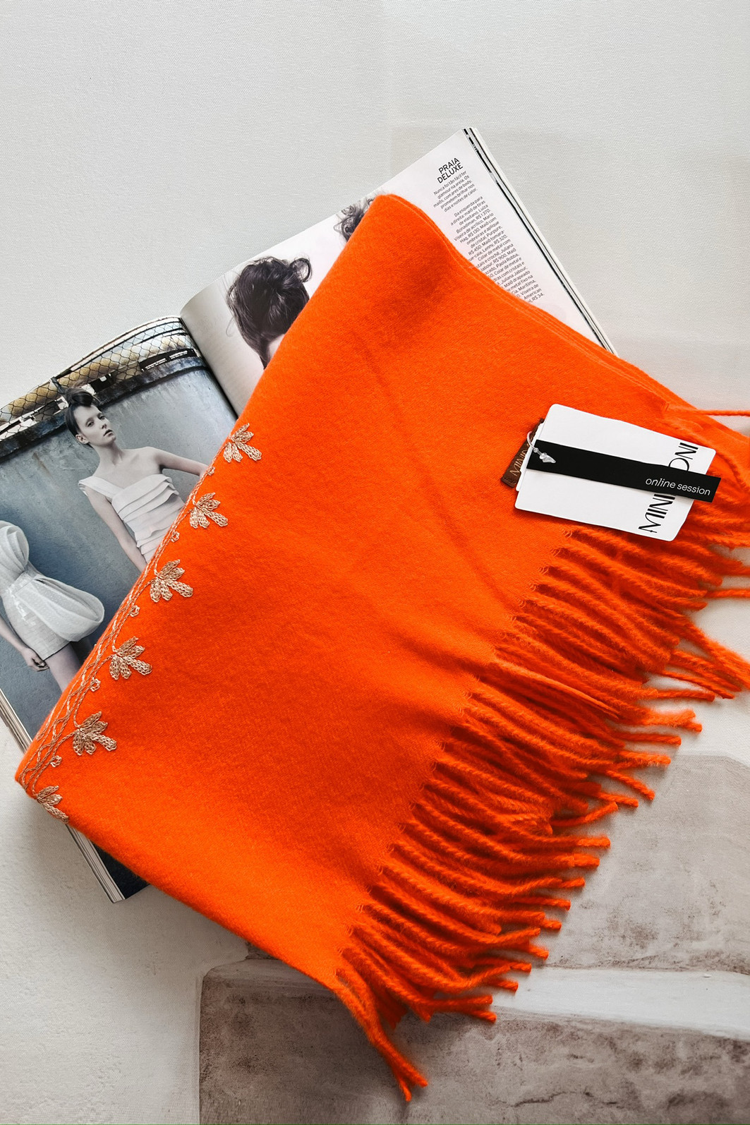 Lenço Cashmere Bordado – Mini Moni Lenço Cashmere Bordado – Mini Moni