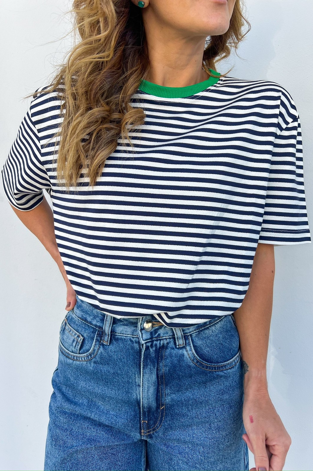 Modelo vestindo a T-Shirt de Listras MiniMoni com listras horizontais azul e branco.