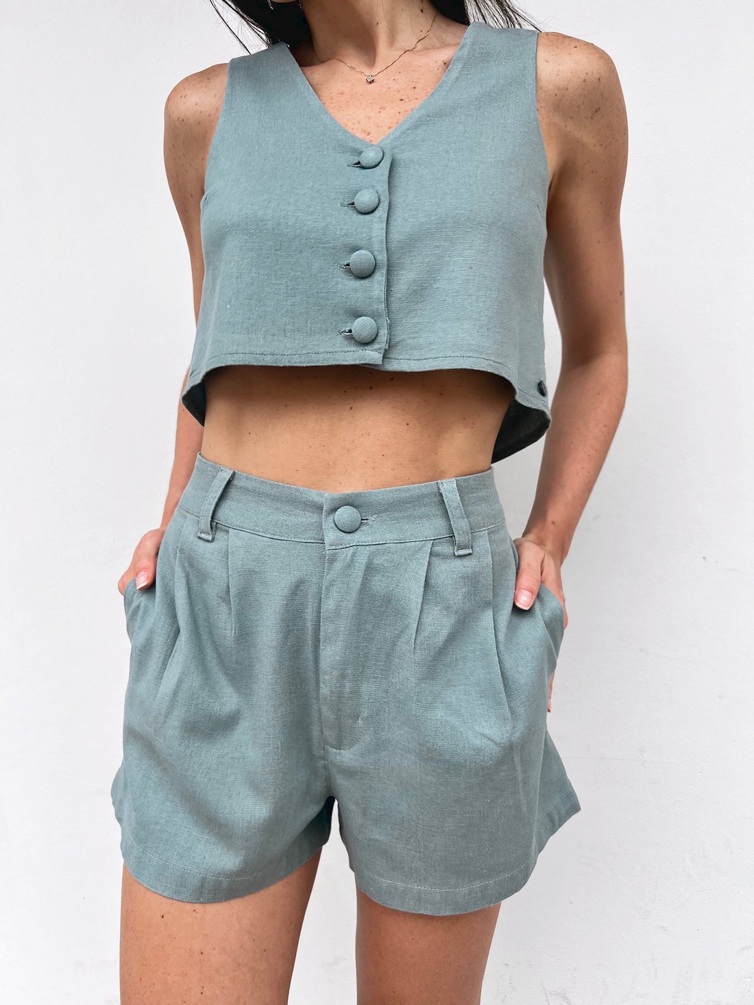 Shorts De Linho Feminino Cinza Esverdeado Sofia - Mini Moni Shorts De Linho Feminino Cinza Esverdeado Sofia - Mini Moni