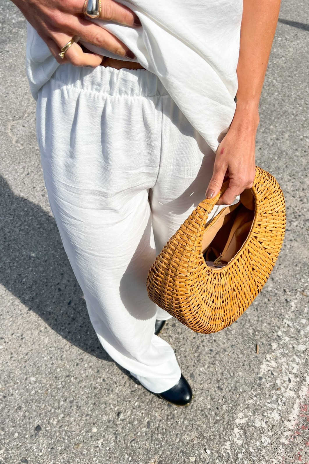 Look Monocromático Branco para o Ano Novo com Calça e Blusa Look completo com a Calça e a Blusa de Alça Branca Eleonora, criando um visual monocromático total white, elegante e sofisticado.