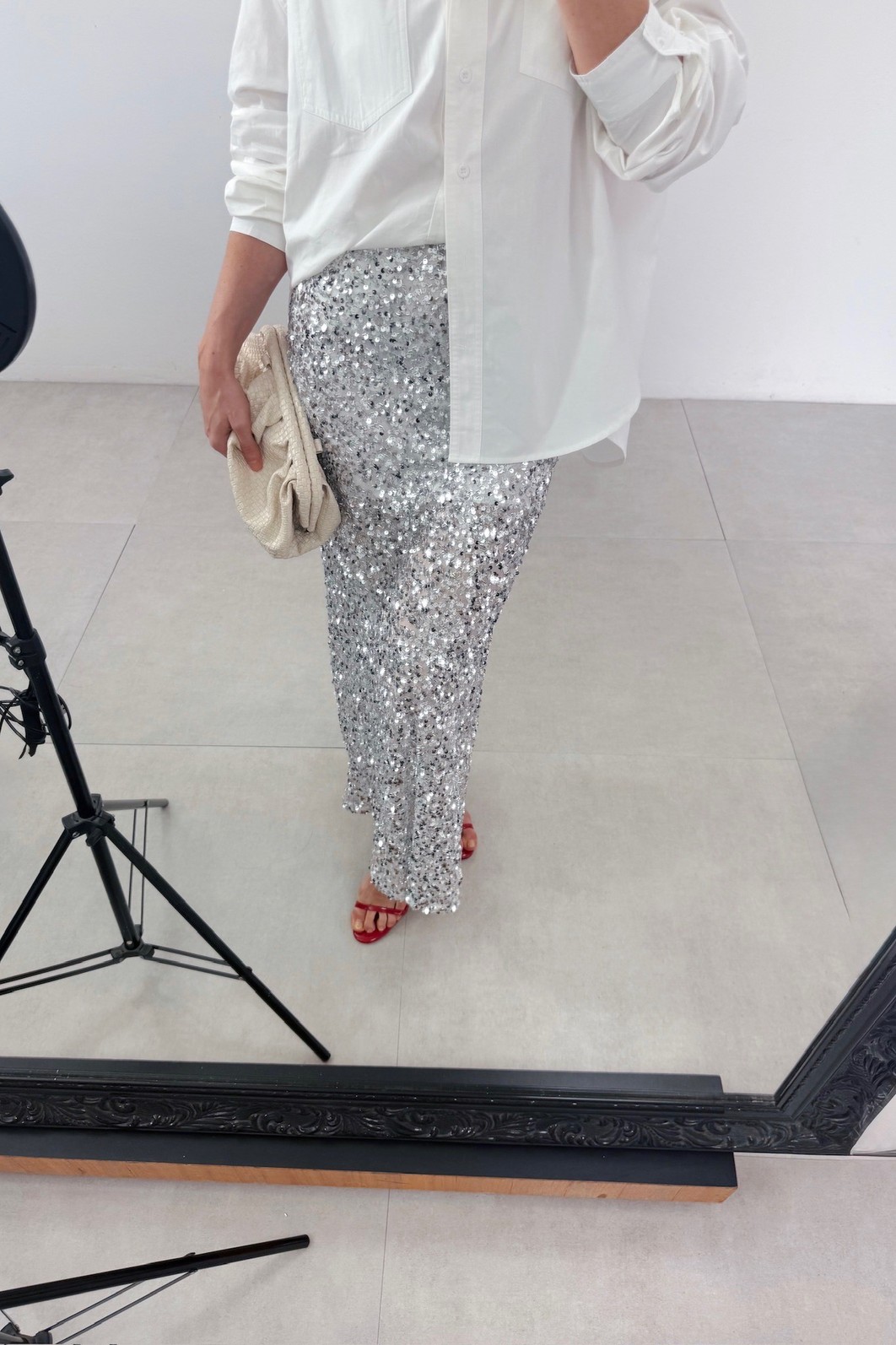 Saia midi paetê prata brilho espetacular — Saia Martini Minimoni sofisticação Saia midi paetê prata Martini, detalhe paetês refletindo luz, caimento estruturado – Minimoni