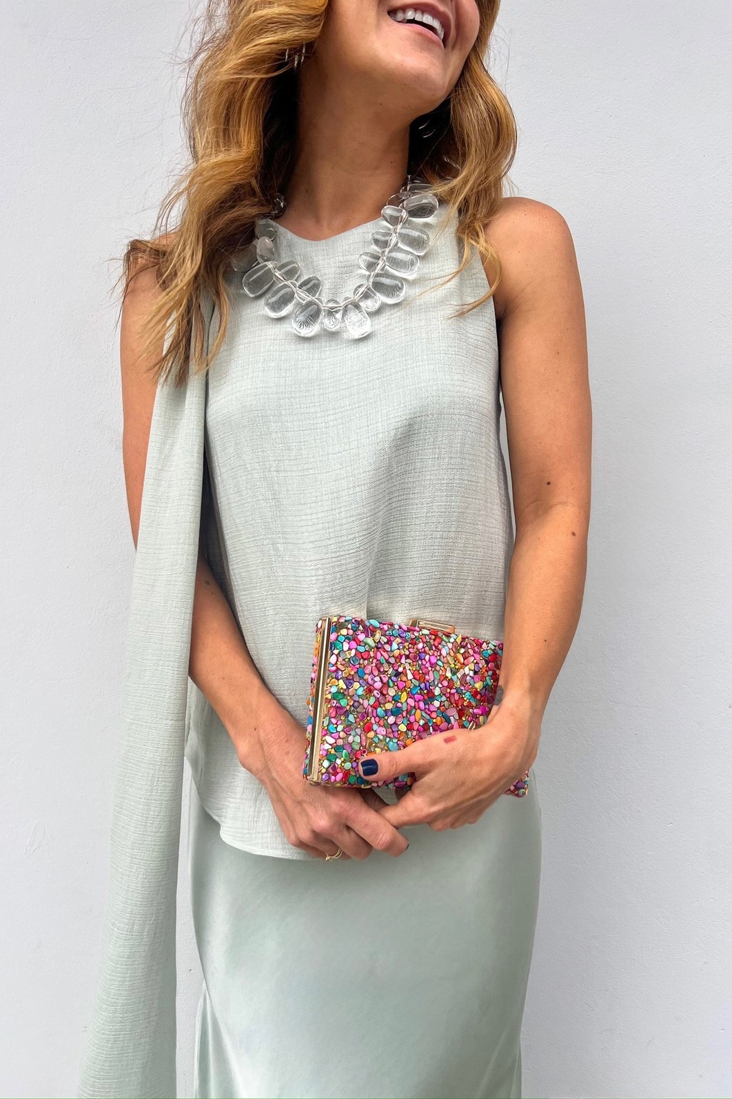 Modelo combinando a Blusa Verde Light Pistache Teodora com uma saia de cetim verde pistache, criando um look de trabalho sofisticado e moderno.