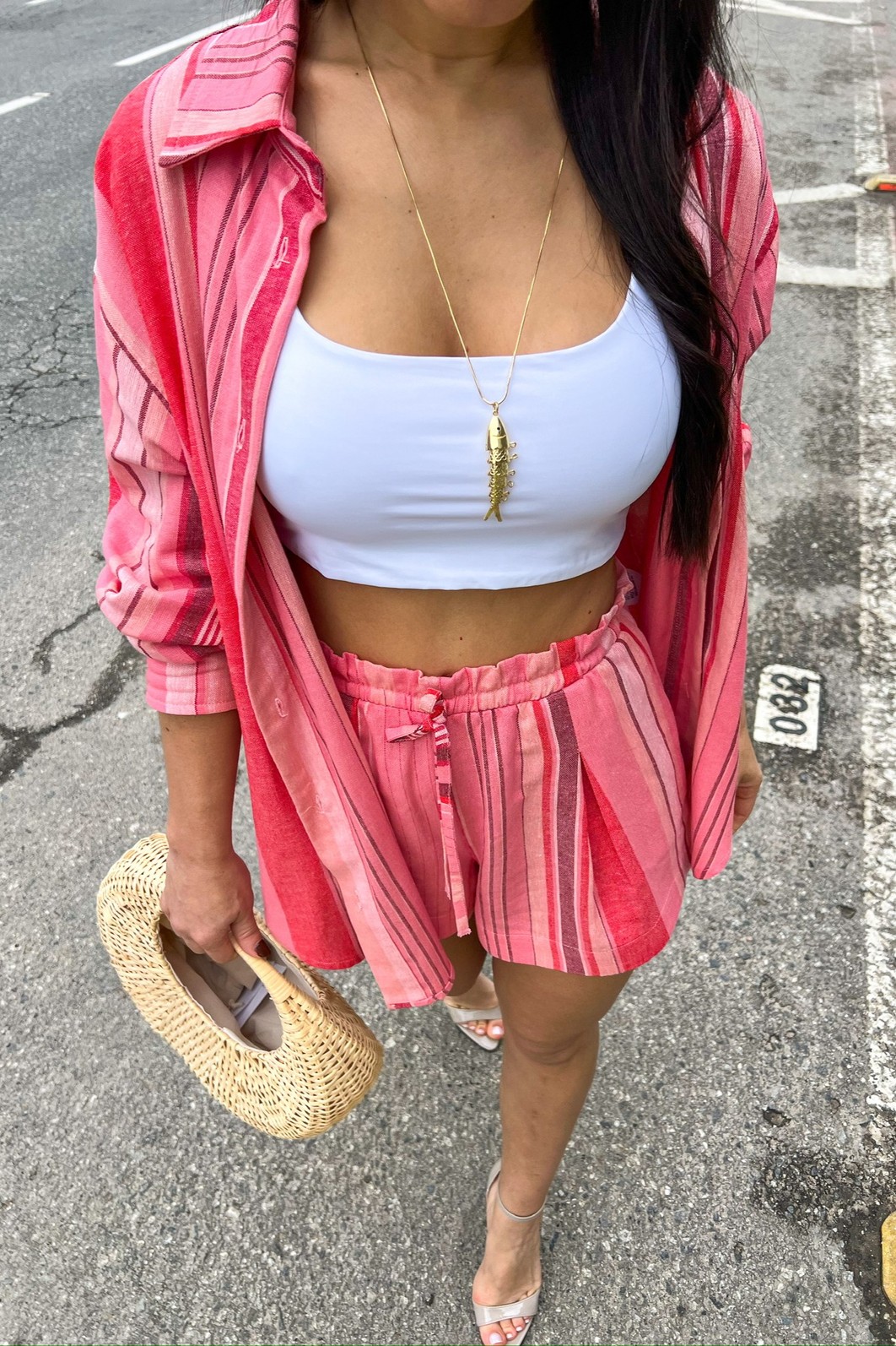 Shorts Alfaiataria de Listras Lucy MiniMoni em listras verticais vermelho e rosa, vista frontal, bolsos laterais e cós estruturado