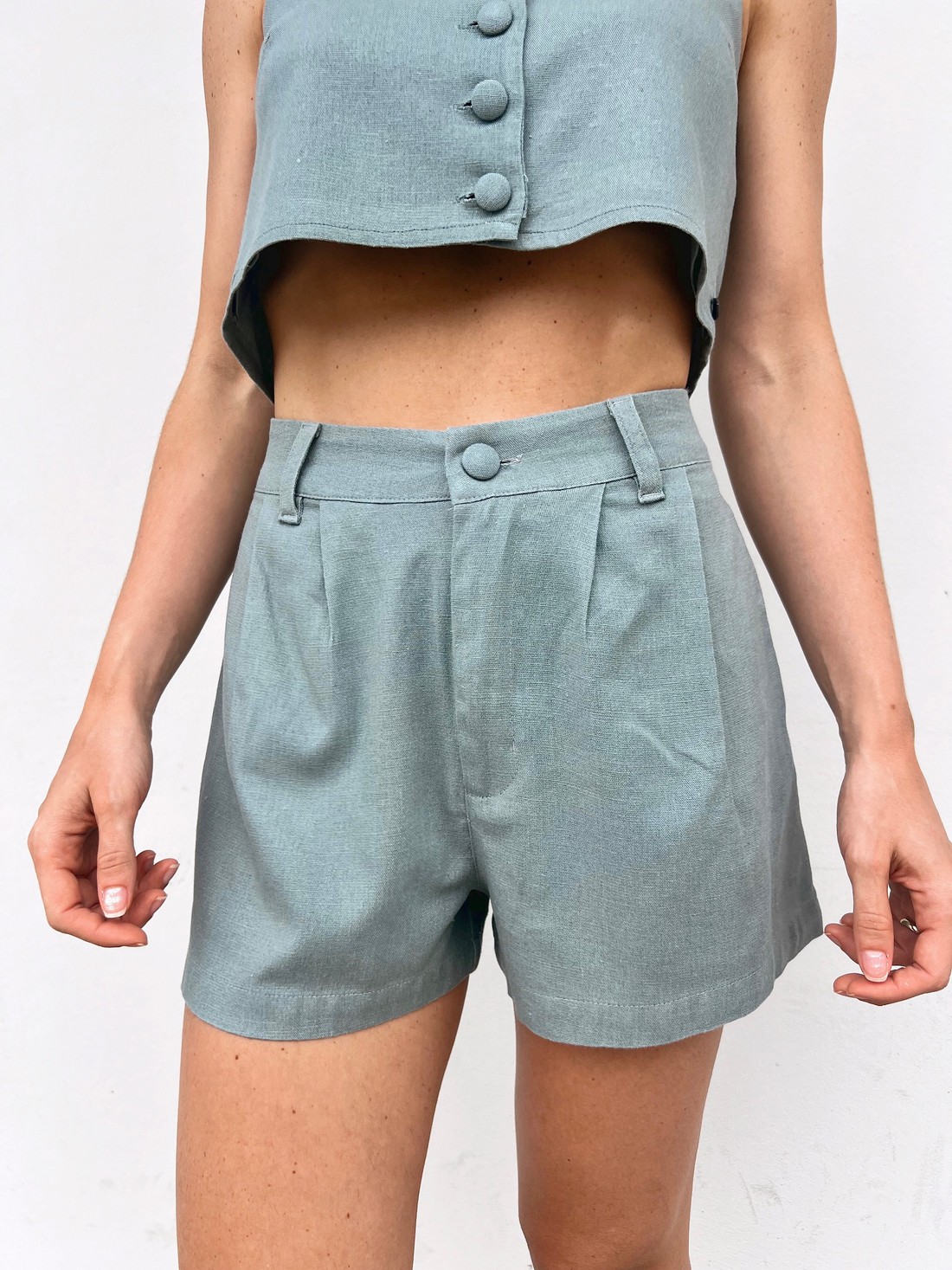 Shorts De Linho Feminino Cinza Esverdeado Sofia - Mini Moni Shorts De Linho Feminino Cinza Esverdeado Sofia - Mini Moni