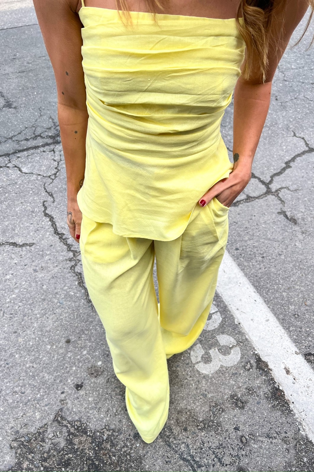 Conjunto de Linho Amarelo Elegante - Calça e Blusa Look completo com a Calça e a Blusa de Linho Amarela Eveline, criando um visual monocromático vibrante, fresco e sofisticado.