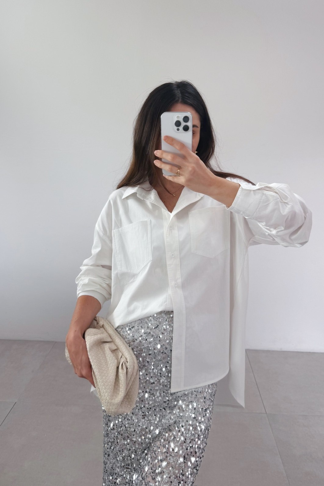 aia midi paetê prata detalhe brilho luxuoso — Minimoni elegância festiva Saia Martini prata, close paetês brilhantes luxuosos, forro cinza – Minimoni