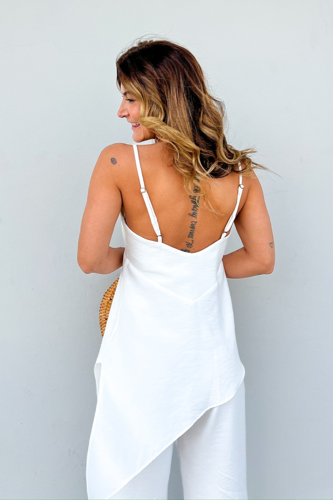 Foto de costas da Blusa de alça branca eleonora. Modelo de costas vestindo o conjunto de alfaiataria Eleonora