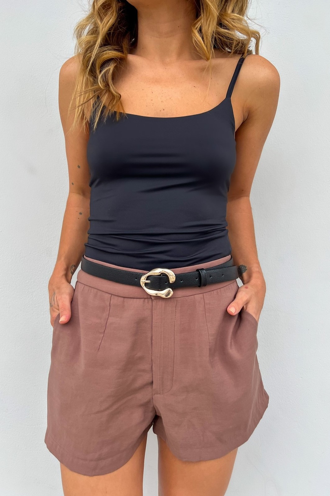 Blusa preta com alça textura sofisticada — Minimoni elegância estruturada Blusa Emília preta, close frente detalhe alça estruturada, caimento fluido – Minimoni