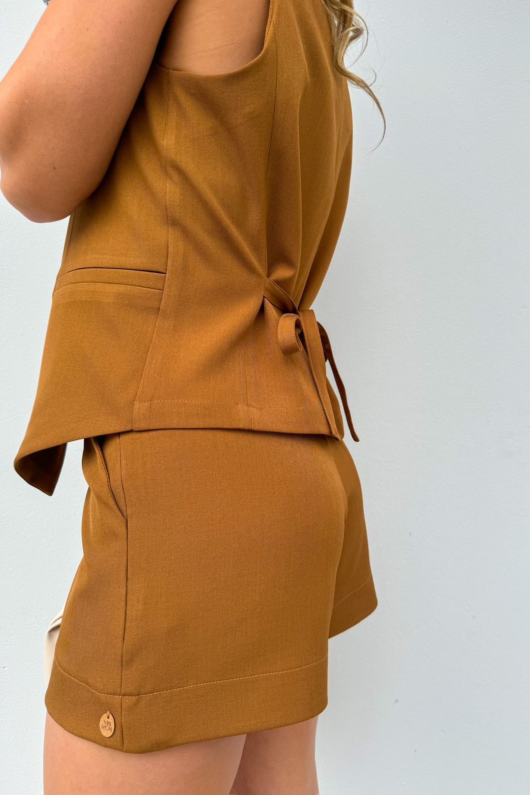 Shorts de Alfaiataria Café Gelado Julia - Mini Moni Shorts de Alfaiataria Café Gelado Julia - Mini Moni