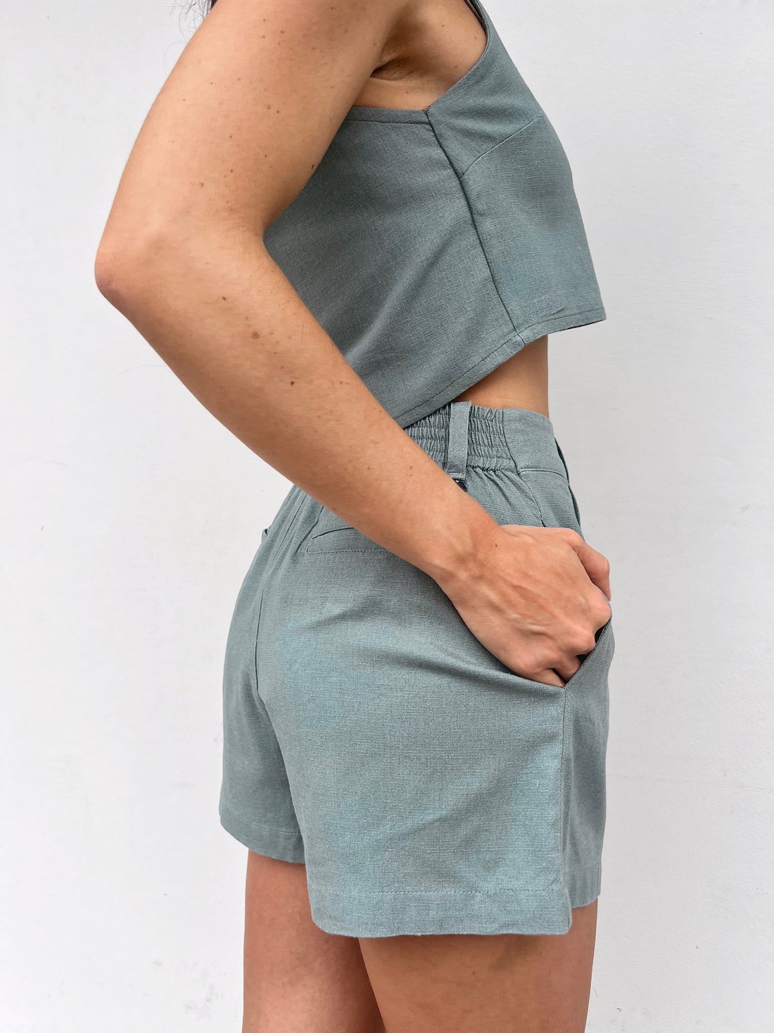 Shorts De Linho Feminino Cinza Esverdeado Sofia - Mini Moni Shorts De Linho Feminino Cinza Esverdeado Sofia - Mini Moni