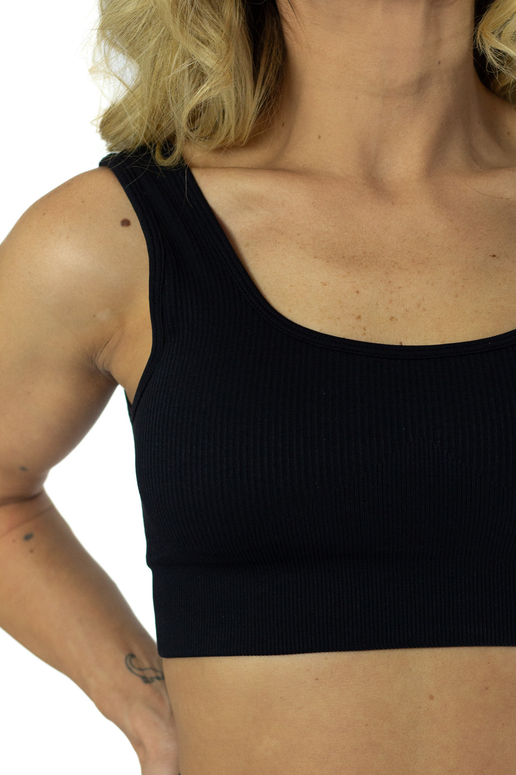 Top fit com alça grossa e bojo preto 