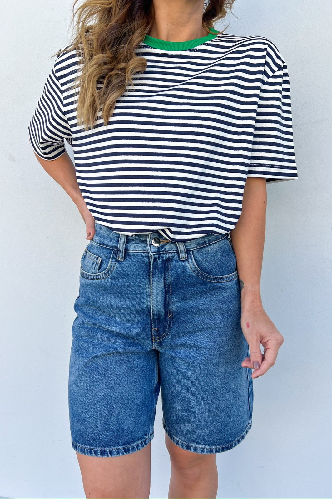 Detalhe da gola verde-bandeira da T-Shirt de Listras.