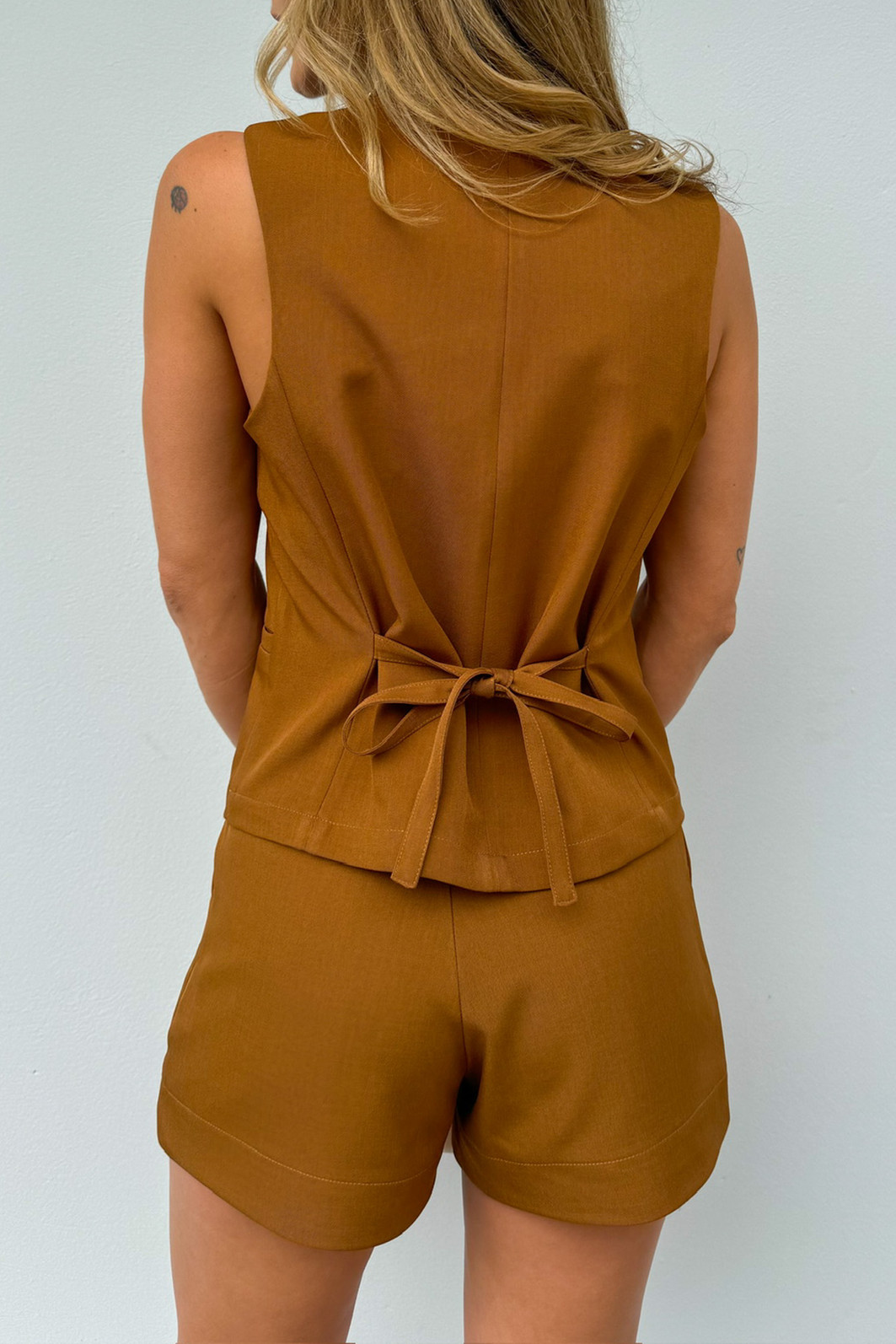 Shorts de Alfaiataria Café Gelado Julia - Mini Moni Shorts de Alfaiataria Café Gelado Julia - Mini Moni