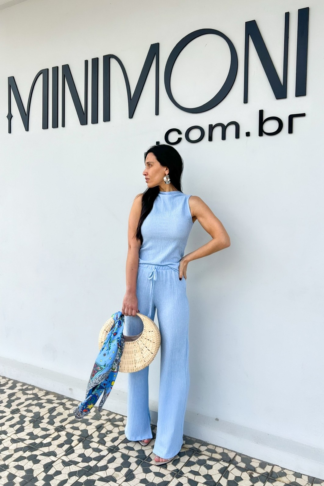 Versatilidade e Conforto – Conjunto Phillipa Azul‑céu Minimoni Conjunto Phillipa Azul‑céu malha texturizada frente completa, blusa regata e calça reta – Minimoni