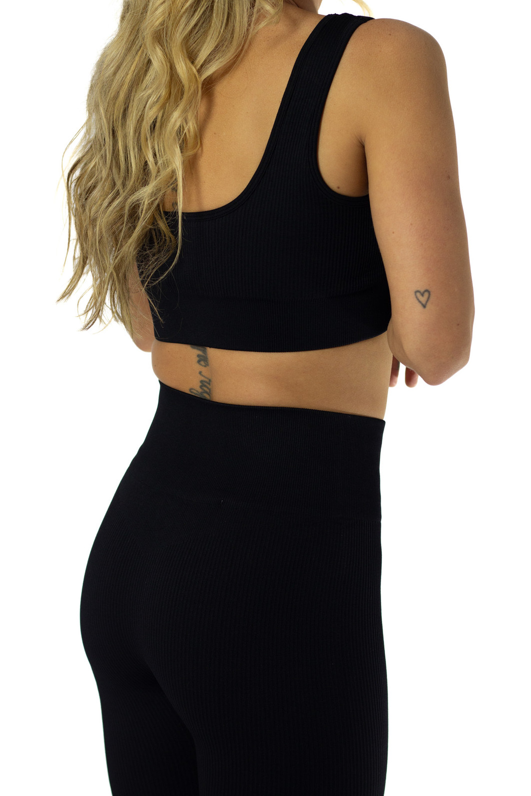 parte de trás do conjunto legging e top de academia preto