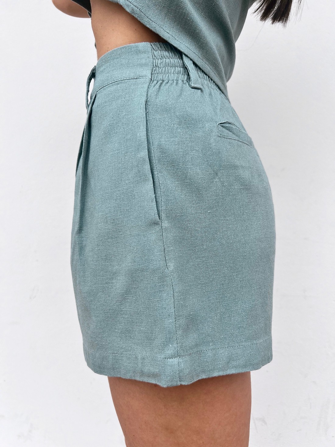 Shorts De Linho Feminino Cinza Esverdeado Sofia - Mini Moni Shorts De Linho Feminino Cinza Esverdeado Sofia - Mini Moni