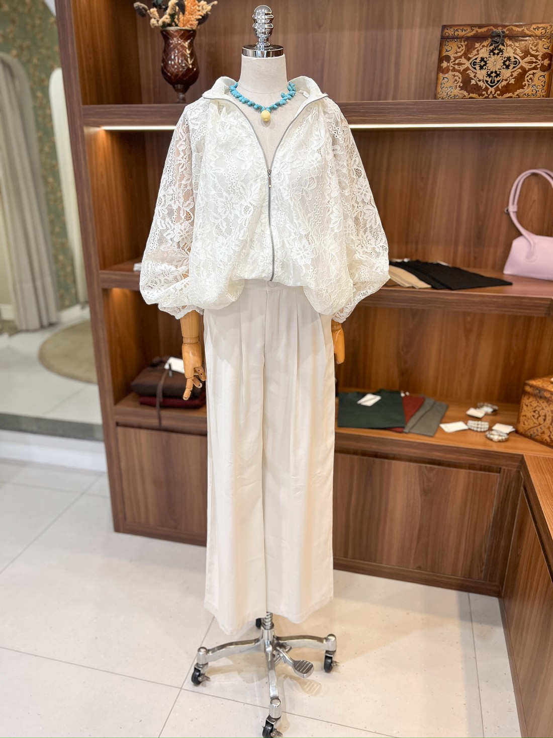 Jaqueta Bomber De Renda Anne - MiniMoni Jaqueta Bomber De Renda Anne - MiniMoni