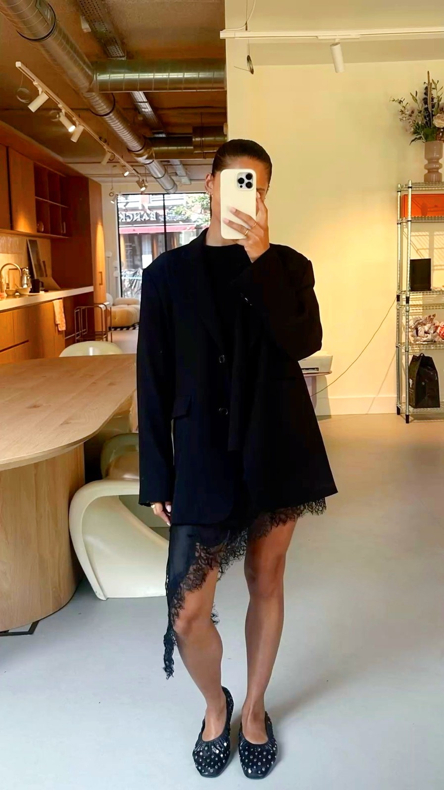 Saia preta renda assimétrica detalhe sofisticado — Saia Cetim Minimoni Saia Satin preta, detalhe barra assimétrica renda delicada, cetim brilho – Minimoni