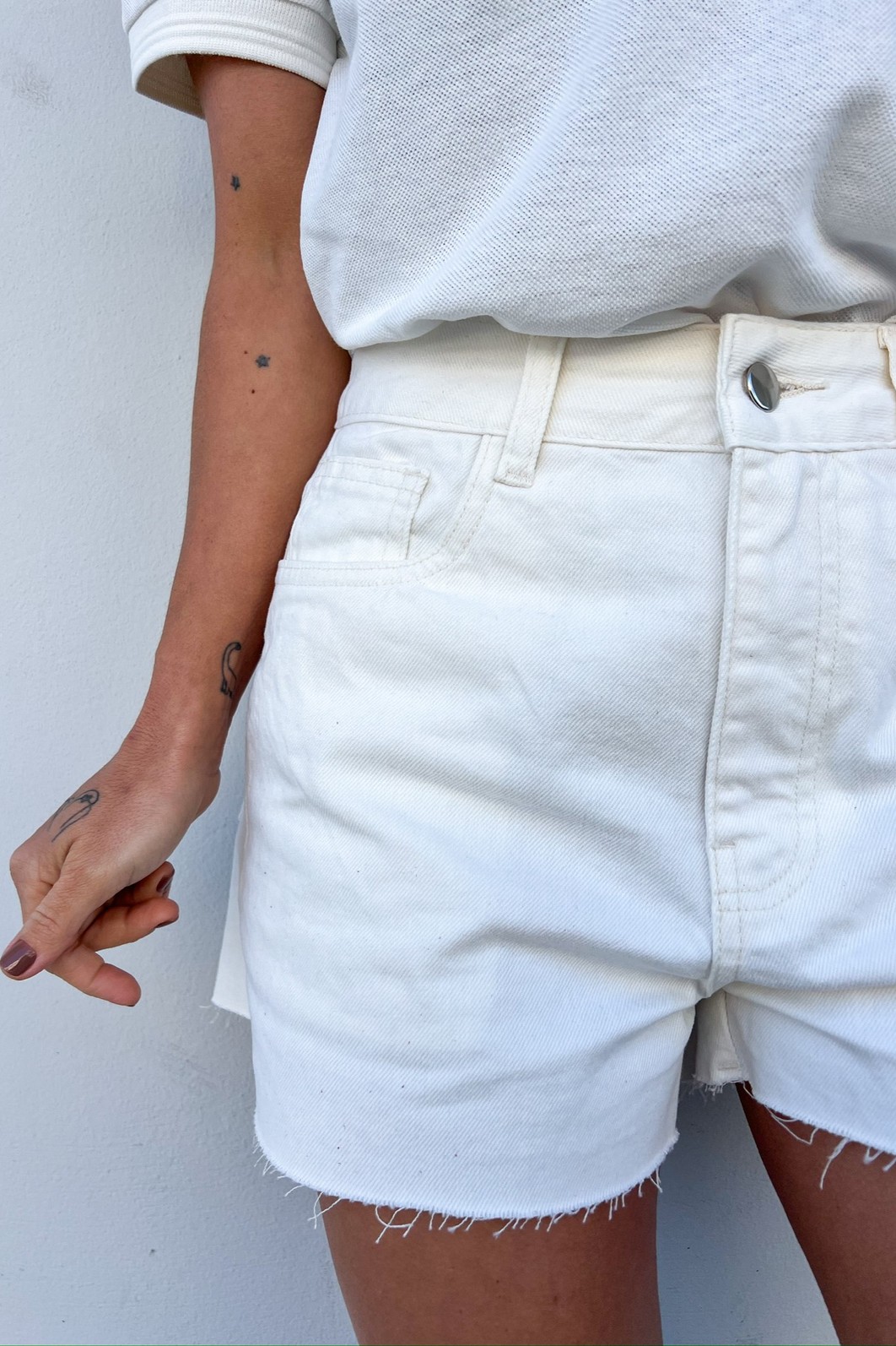 Shorts Branco de Sarja com Modelagem Reta e Confortável Vista de frente do Shorts de Sarja Bling, evidenciando o caimento confortável da modelagem reta e o comprimento da peça.