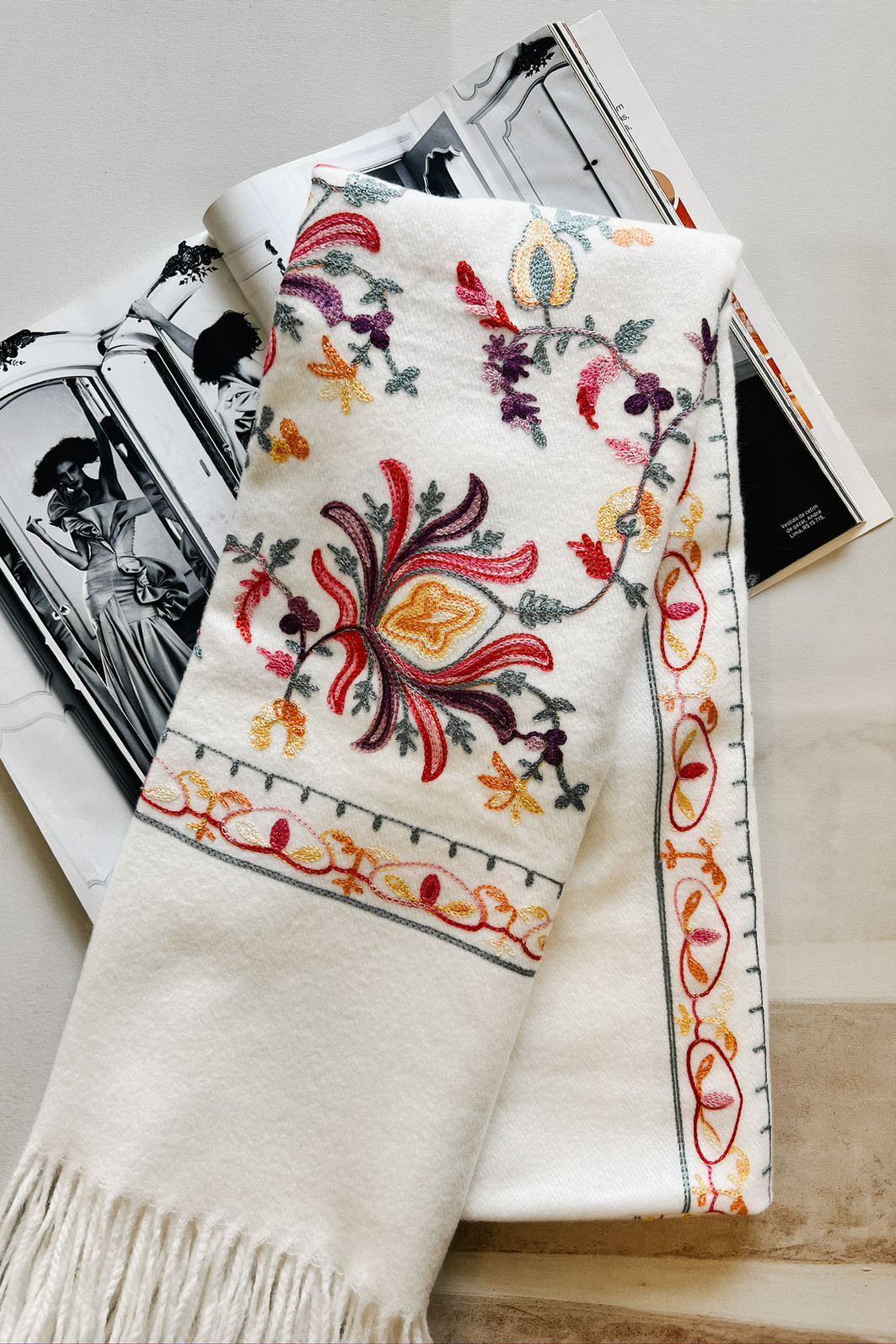 Lenço Cashmere Bordado – Mini Moni Lenço Cashmere Bordado – Mini Moni