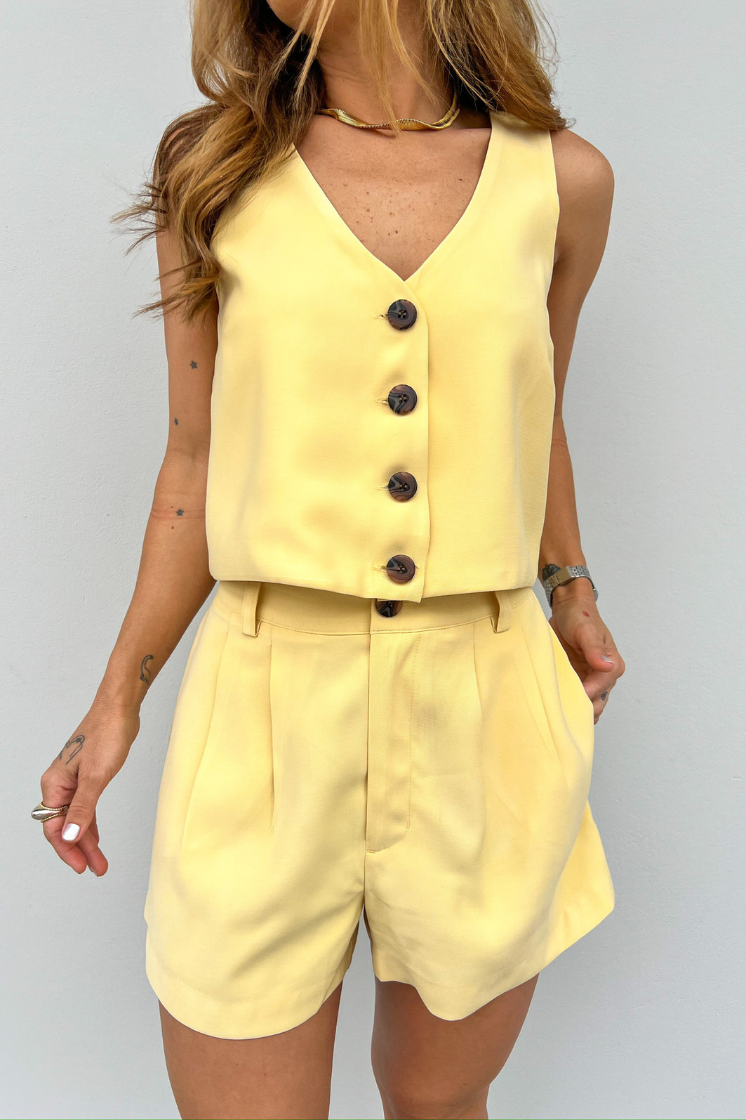 Shorts de Alfaiataria Amarelo Elise - Mini Moni Shorts de Alfaiataria Amarelo Elise - Mini Moni