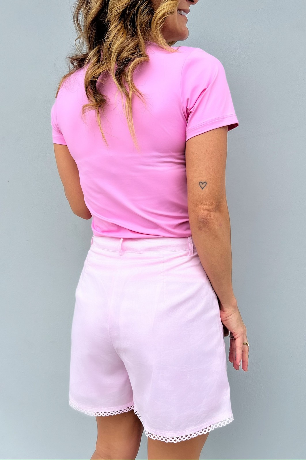 Camiseta fit rosa traseira sofisticação — Fit Tee Eleonora Minimoni Camiseta fit Eleonora rosa, vista traseira elegância – Minimoni